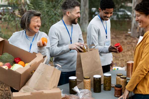 Community voilunteers providing food assistance